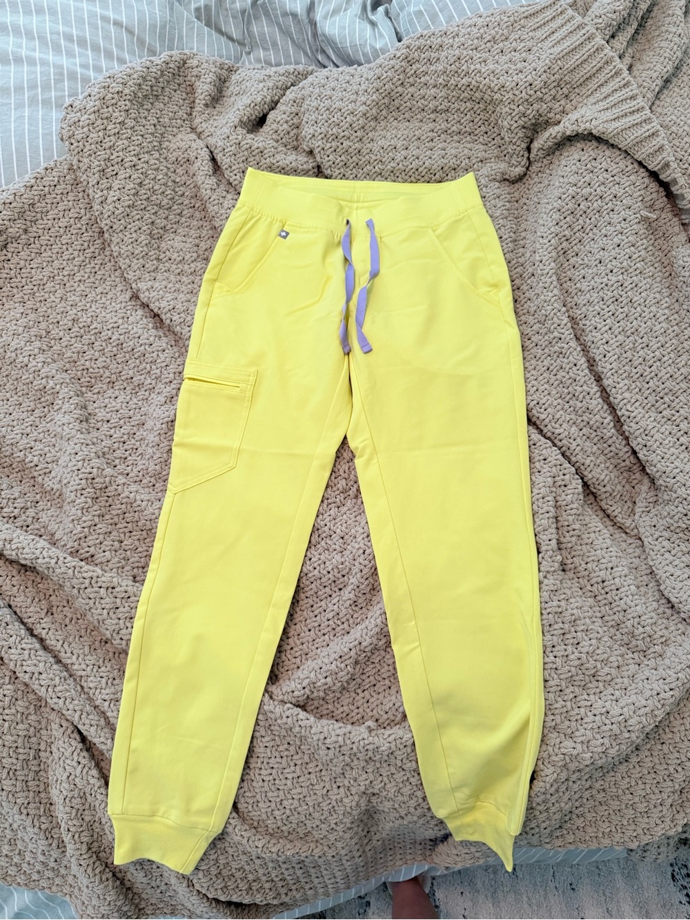 Figs zamora jogger in livesaver yellow
